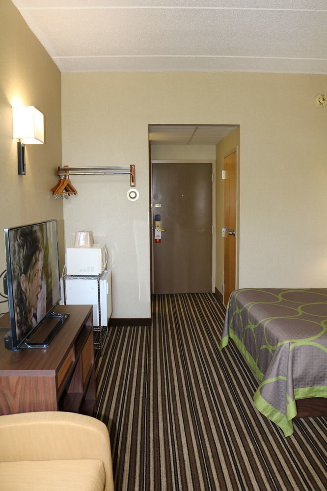 Super 8 By Wyndham Plattsburgh
